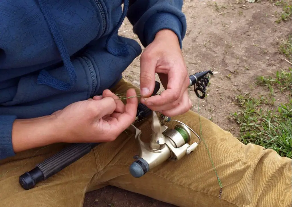 A guys asking How do you set up a fishing hook and weight